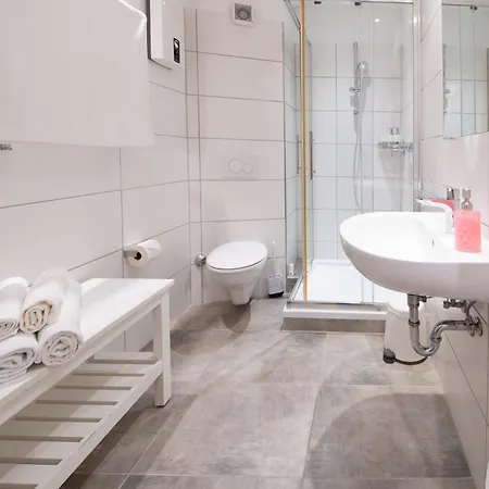 Near Main Train Station & Old Hall Daire Wuppertal